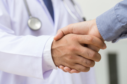 医師と合意の握手